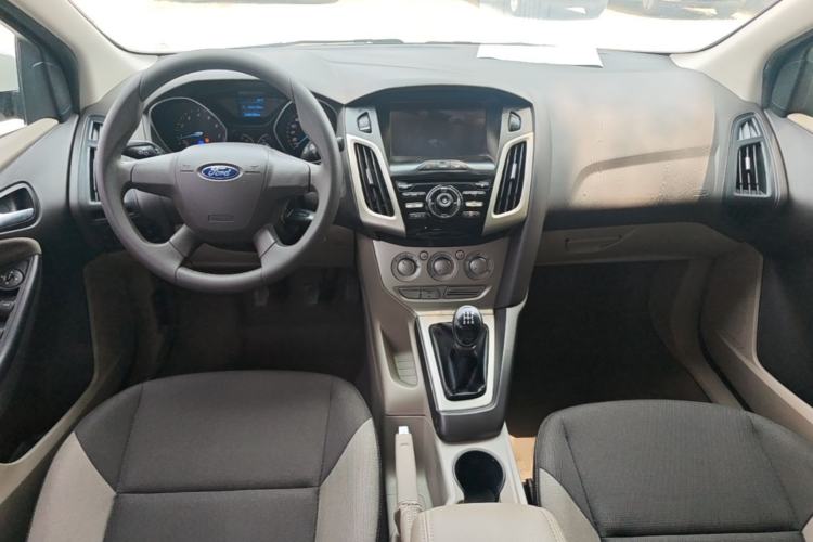 Used Ford Focus 2012 Sedan 1.6L Manual Comfort Model Center Console