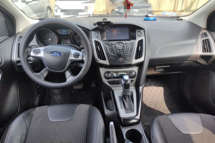 Used Ford Focus 2012 Sedan 1.6L Automatic Fashion Edition Center Console