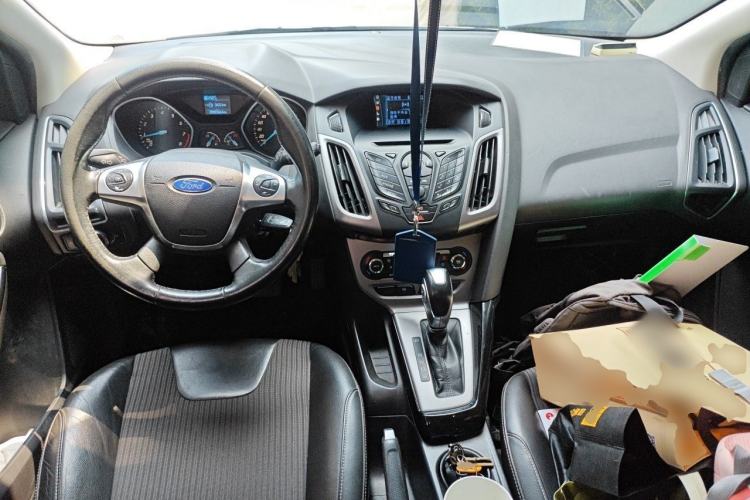 Used Ford Focus 2012 Hatchback 1.6L Automatic Fashion Edition Center Console