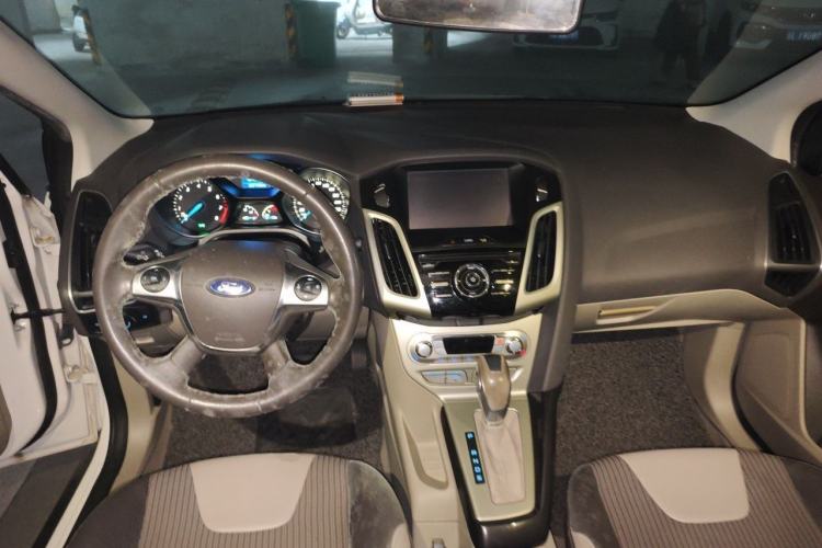 Used Ford Focus 2012 Sedan 1.6L Automatic Fashion Edition Center Console