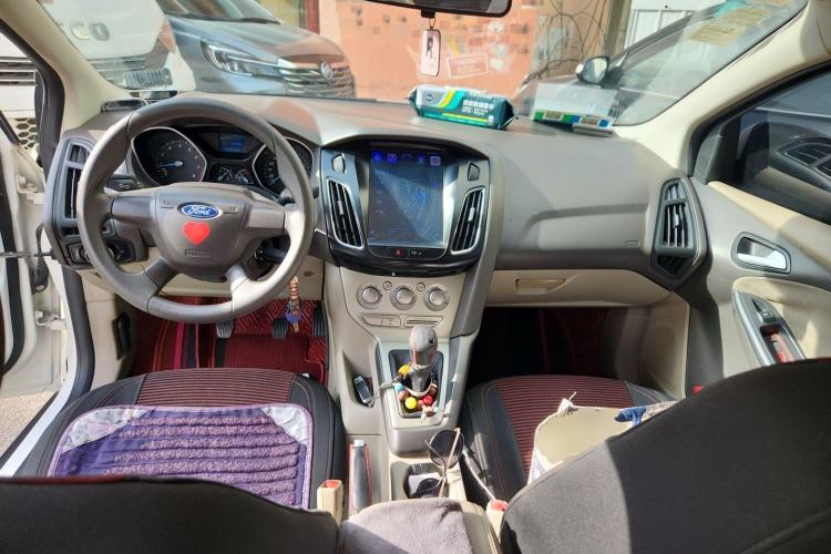 Used Ford Focus 2012 Sedan 1.6L Manual Comfort Model Center Console