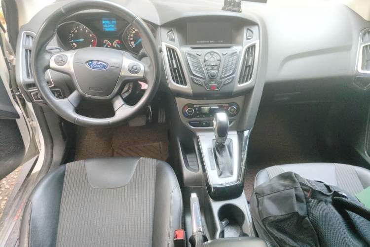 Used Ford Focus 2012 Hatchback 1.6L Automatic Fashion Edition Center Console
