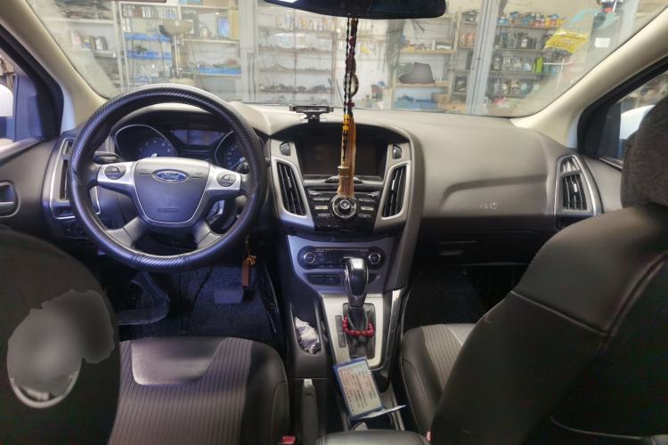 Used Ford Focus 2012 Hatchback 1.6L Automatic Fashion Edition Center Console