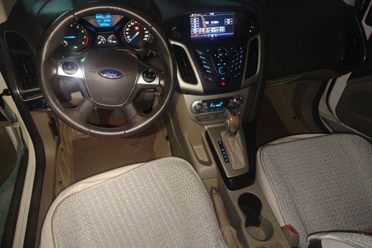 Used Ford Focus 2012 Hatchback 1.6L Automatic Fashion Edition Center Console