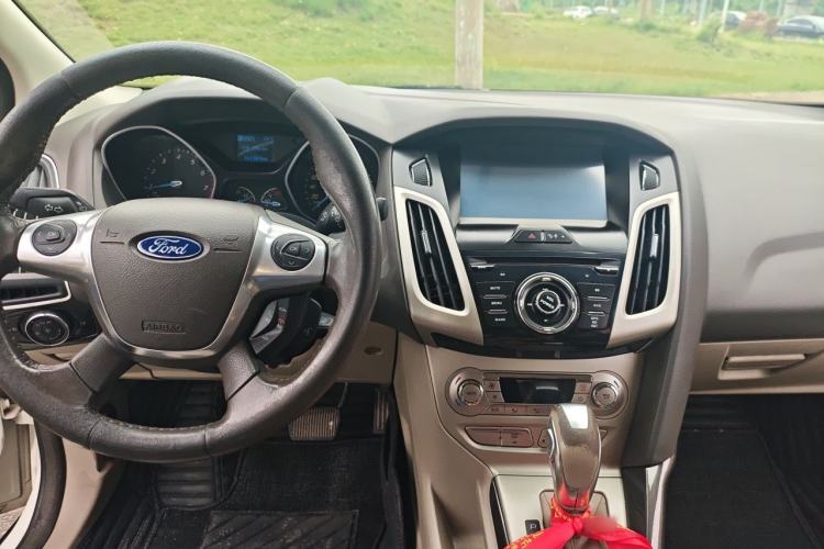 Used Ford Focus 2012 Sedan 1.6L Automatic Fashion Edition Center Console