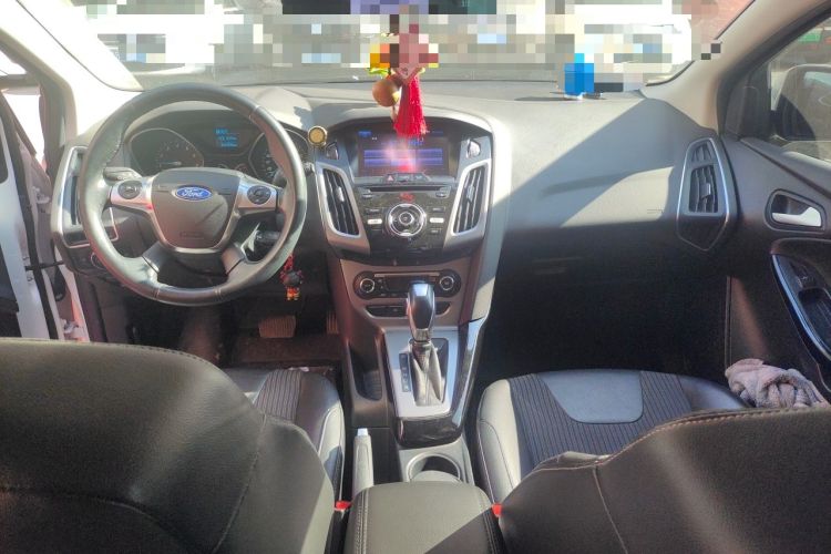 Used Ford Focus 2012 Hatchback 1.6L Automatic Fashion Edition Center Console