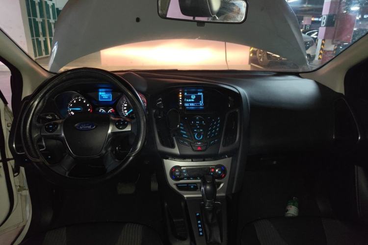 Used Ford Focus 2012 Sedan 1.6L Automatic Fashion Edition Center Console