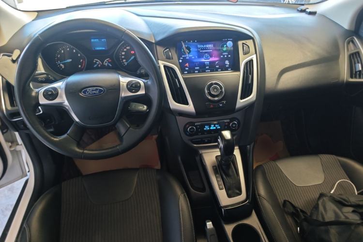 Used Ford Focus 2012 Sedan 1.6L Automatic Fashion Edition Center Console