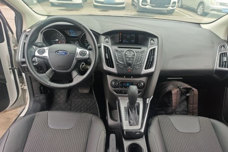 Used Ford Focus 2012 Hatchback 1.6L Automatic Fashion Edition Center Console