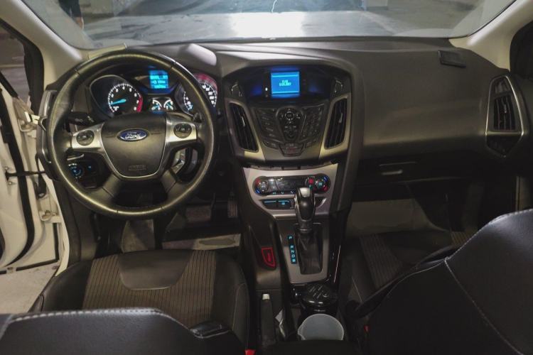 Used Ford Focus 2012 Hatchback 1.6L Automatic Fashion Edition Center Console