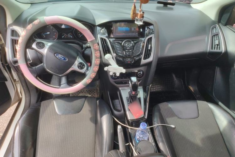 Used Ford Focus 2012 Hatchback 1.6L Automatic Fashion Edition Center Console