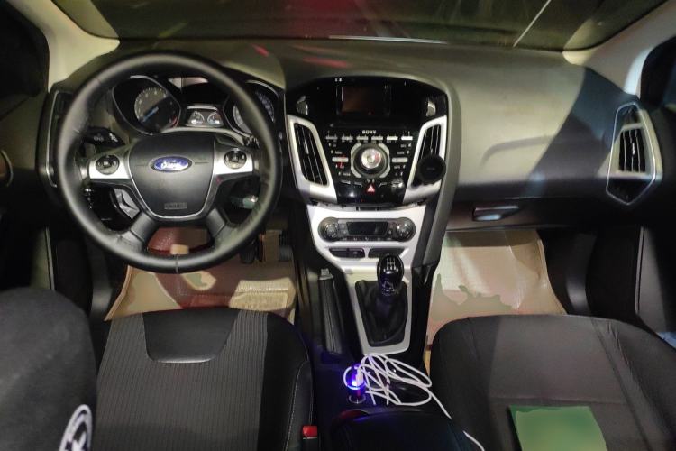 Used Ford Focus 2012 Hatchback 2.0L Manual Luxury Sport Model Center Console
