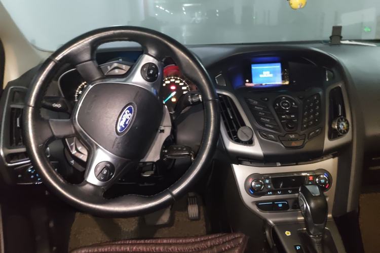 Used Ford Focus 2012 Hatchback 1.6L Automatic Fashion Edition Center Console