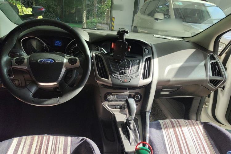 Used Ford Focus 2012 Sedan 1.6L Automatic Fashion Edition Center Console