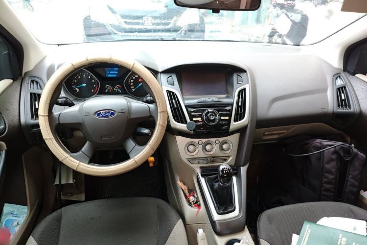 Used Ford Focus 2012 Sedan 1.6L Manual Comfort Model Center Console