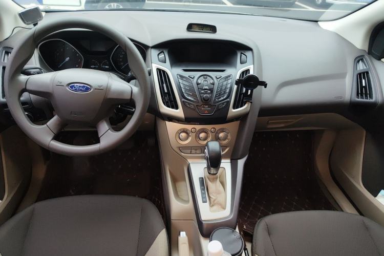 Used Ford Focus 2012 Sedan 1.6L Automatic Comfort Model Center Console