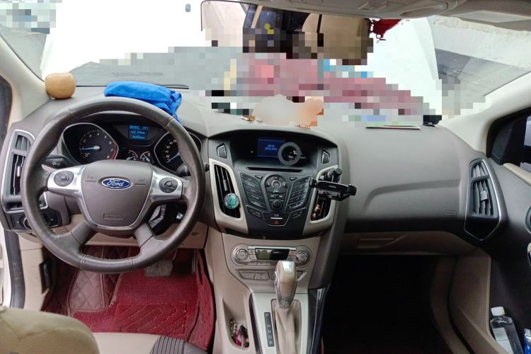 Used Ford Focus 2012 Hatchback 1.6L Automatic Fashion Edition Center Console