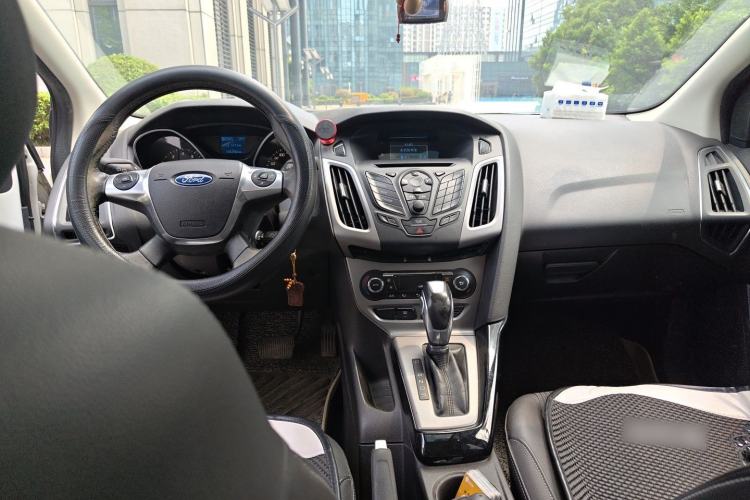 Used Ford Focus 2012 Sedan 1.6L Automatic Fashion Edition Center Console