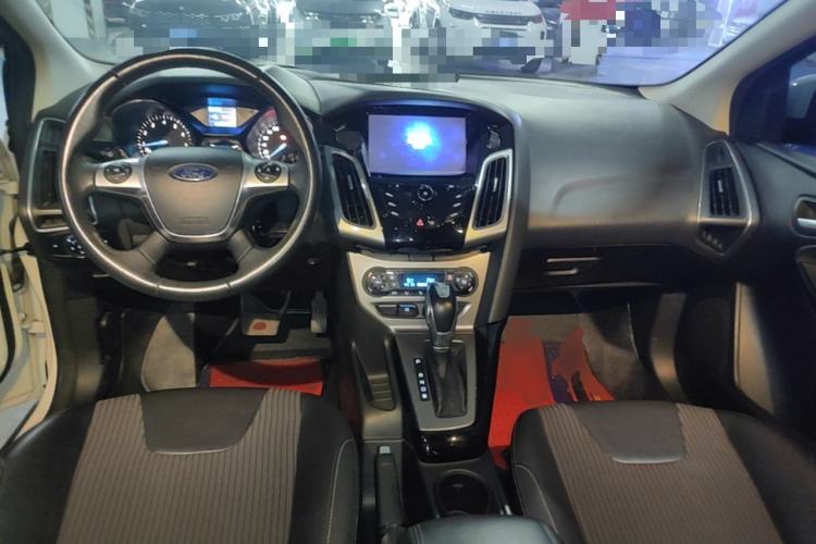 Used Ford Focus 2012 Sedan 1.6L Automatic Fashion Edition Center Console