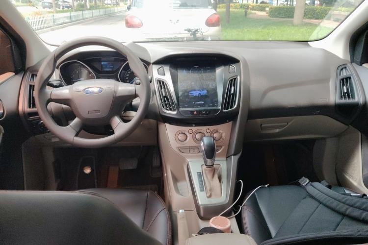Used Ford Focus 2012 Hatchback 1.6L Automatic Comfort Model Center Console