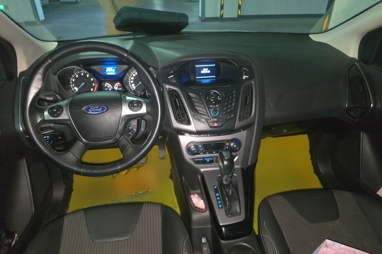 Used Ford Focus 2012 Sedan 1.6L Automatic Fashion Edition Center Console