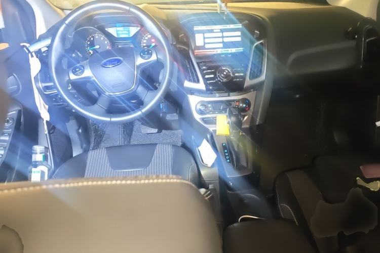 Used Ford Focus 2012 Sedan 1.6L Automatic Fashion Edition Center Console