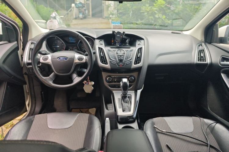Used Ford Focus 2012 Hatchback 1.6L Automatic Fashion Edition Center Console