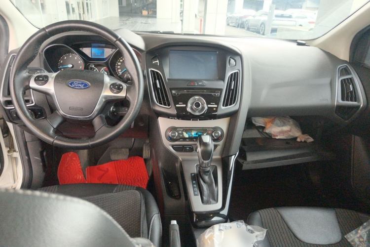 Used Ford Focus 2012 Sedan 1.6L Automatic Fashion Edition Center Console