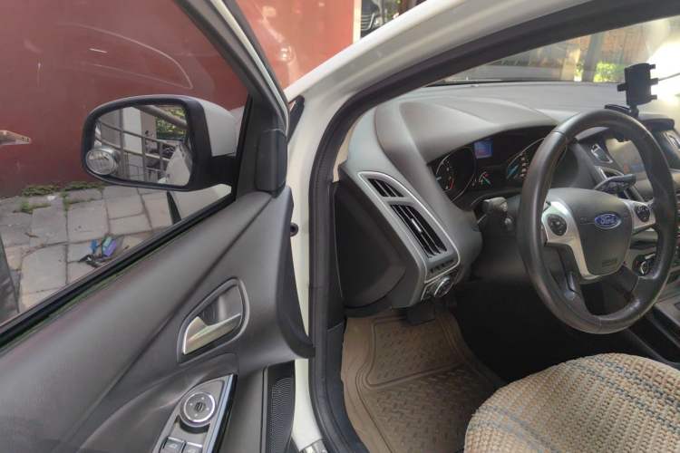 Used Ford Focus 2012 Sedan 1.6L Automatic Fashion Edition Driver Seat