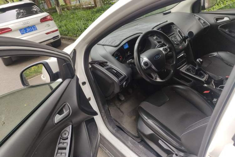 Used Ford Focus 2012 Sedan 1.6L Manual Fashion Edition Driver Seat