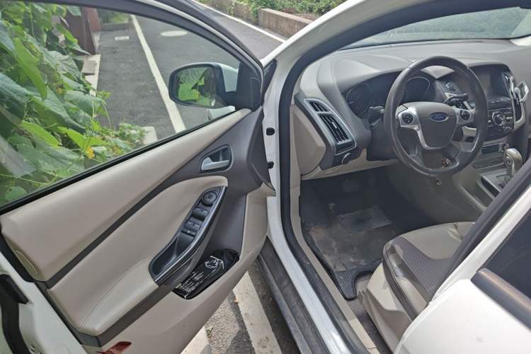 Used Ford Focus 2012 Sedan 1.6L Automatic Fashion Edition Driver Seat