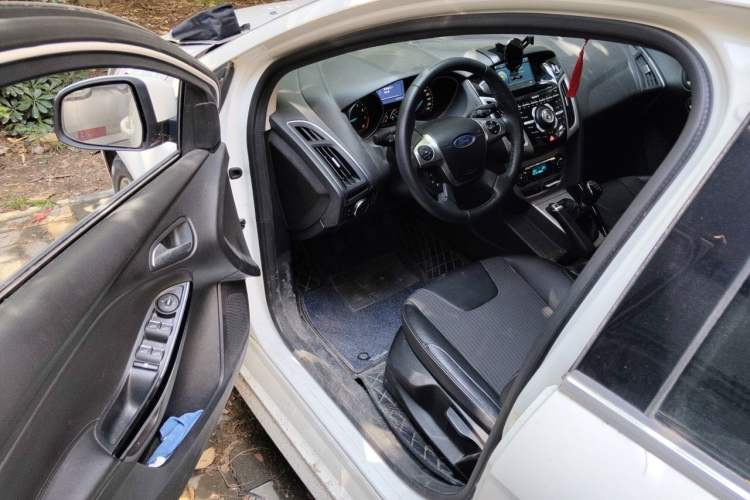 Used Ford Focus 2012 Hatchback 2.0L Manual Luxury Sport Model Driver Seat