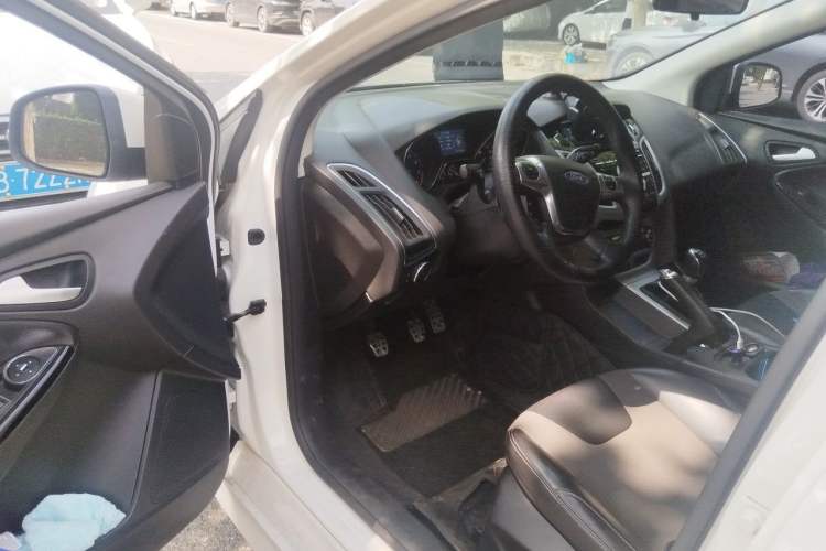 Used Ford Focus 2012 Hatchback 2.0L Manual Luxury Sport Model Driver Seat