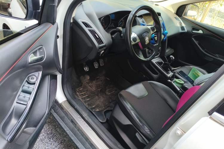 Used Ford Focus 2012 Sedan 1.6L Manual Fashion Edition Driver Seat