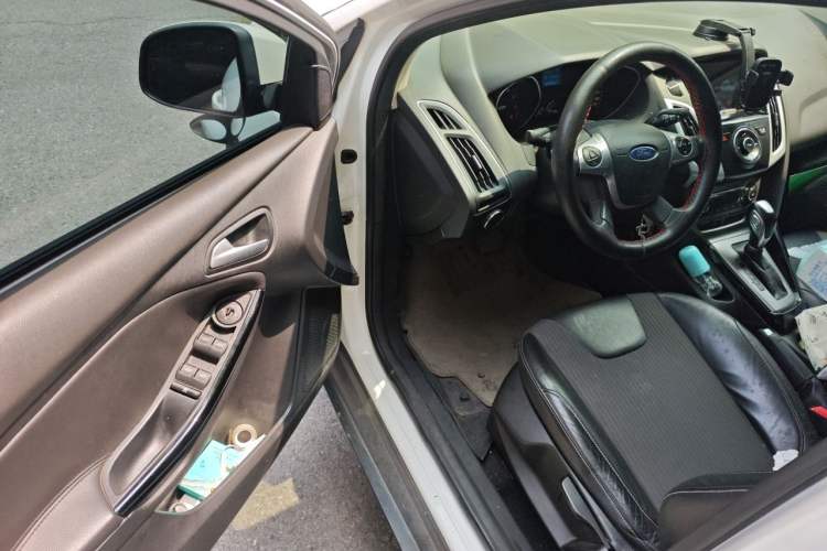 Used Ford Focus 2012 Sedan 1.6L Automatic Fashion Edition Driver Seat