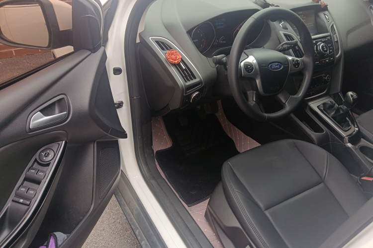 Used Ford Focus 2012 Sedan 1.6L Manual Fashion Edition Driver Seat