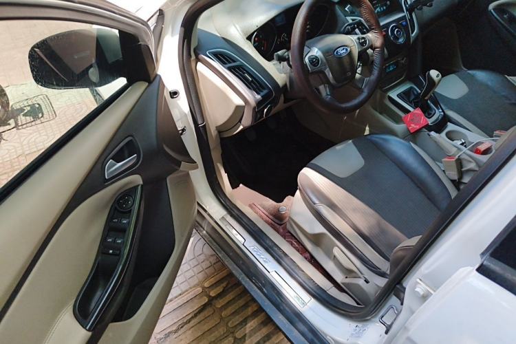 Used Ford Focus 2012 Sedan 1.6L Manual Fashion Edition Driver Seat