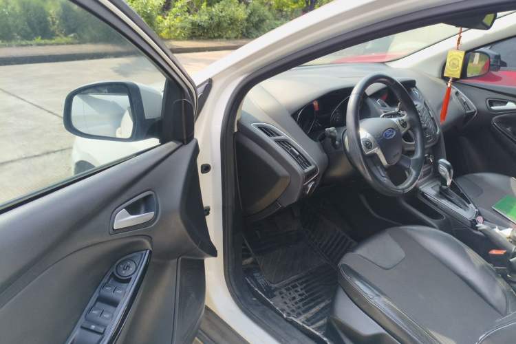 Used Ford Focus 2012 Sedan 1.6L Automatic Fashion Edition Driver Seat