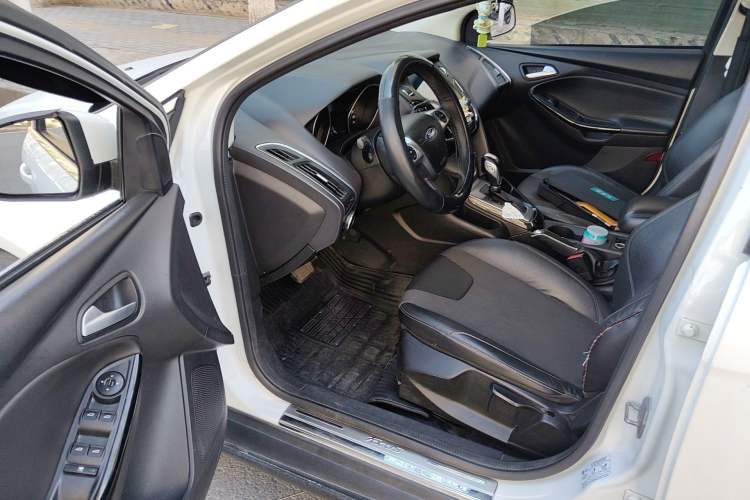 Used Ford Focus 2012 Hatchback 1.6L Automatic Fashion Edition Driver Seat
