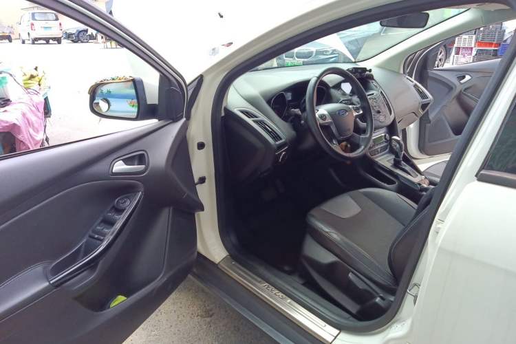 Used Ford Focus 2012 Sedan 1.6L Automatic Fashion Edition Driver Seat