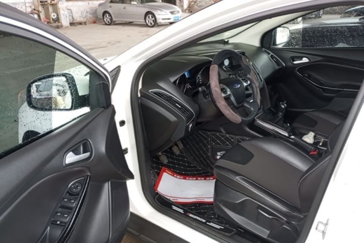 Used Ford Focus 2012 Hatchback 1.6L Manual Fashion Edition Driver Seat