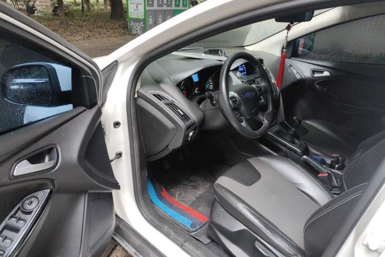 Used Ford Focus 2012 Sedan 1.6L Manual Fashion Edition Driver Seat