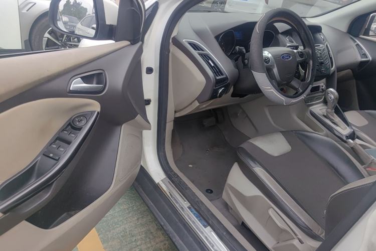 Used Ford Focus 2012 Sedan 1.6L Automatic Fashion Edition Driver Seat