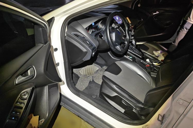 Used Ford Focus 2012 Sedan 1.6L Automatic Fashion Edition Driver Seat