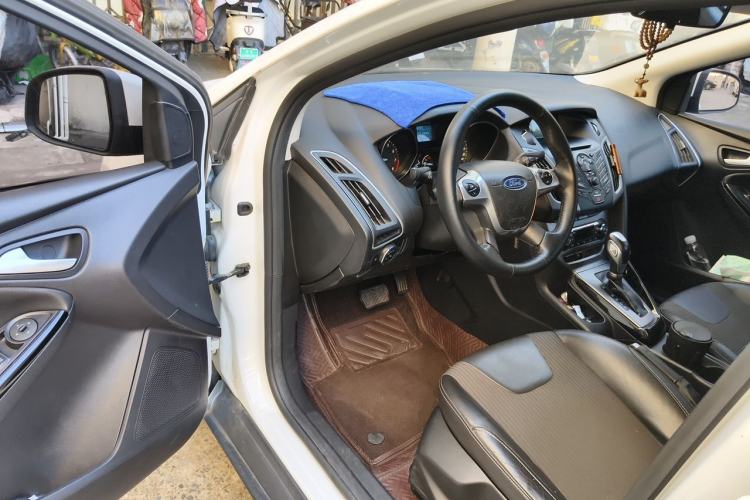Used Ford Focus 2012 Sedan 1.6L Automatic Fashion Edition Driver Seat