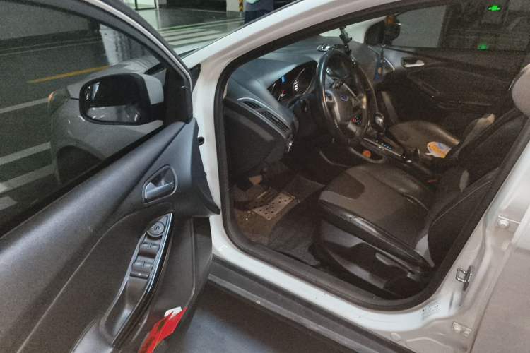 Used Ford Focus 2012 Sedan 1.6L Automatic Fashion Edition Driver Seat