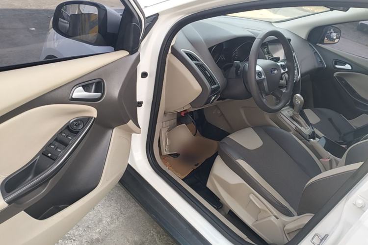Used Ford Focus 2012 Sedan 1.6L Automatic Fashion Edition Driver Seat