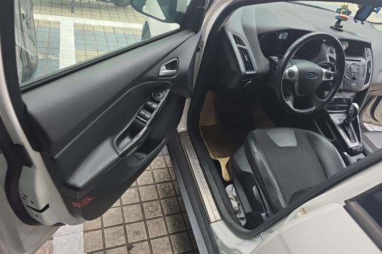 Used Ford Focus 2012 Hatchback 1.6L Automatic Fashion Edition Driver Seat