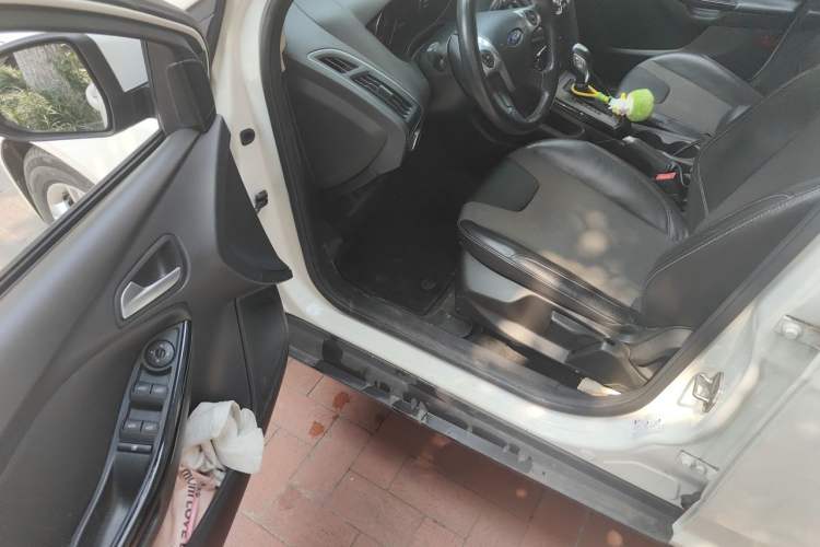Used Ford Focus 2012 Hatchback 1.6L Automatic Fashion Edition Driver Seat