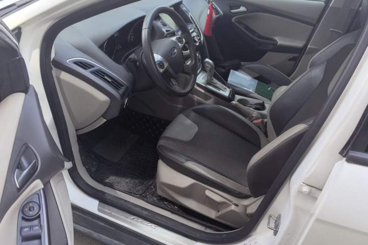 Used Ford Focus 2012 Sedan 1.6L Automatic Fashion Edition Driver Seat